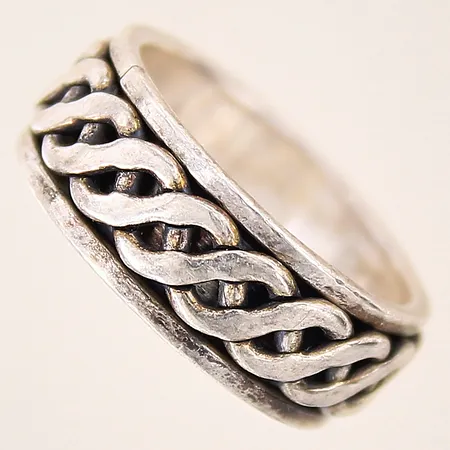 Stressring med dekor, stl 18, bredd 8mm, silver 925/1000 Vikt: 6,2 g