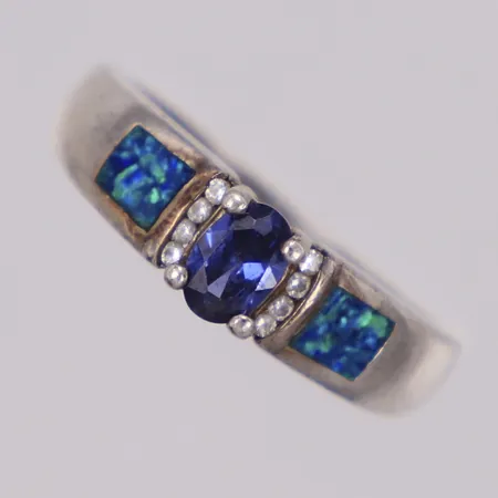Ring med färgade stenar, stl 18, bredd 6mm, repor, 925/1000 silver Vikt: 3,9 g