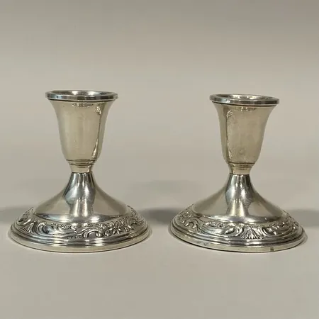 Ett par ljusstakar med dekor i relief, höjd: 9cm, Ø 9cm, svensk importstämpel, fylld botten, slitage, 925/1000 silver.  Vikt: 412,8 g