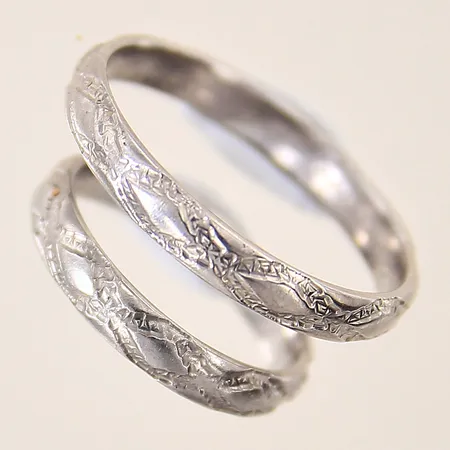 Ringar 2st, med dekor, stl 17 samt 21¼, gravyr, palladium 500 Vikt: 5,8 g