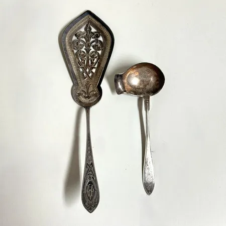 1 Tårtspade, 1 Soppslev, olika tillverkare A.G sundberg, J. tostrup, oxidering, 830/1000 silver Vikt: 113 g