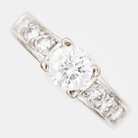 Ring med diamanter, 1 x ca. 0,55ct samt 6 x ca. 0,03ct, stl: 15¼, bredd: 4mm, 18K vitguld. Vikt: 4,6 g