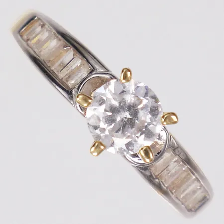 Ring, vita stenar, stl 18¼, bredd 1,5-7mm,  Vikt: 3,1 g
