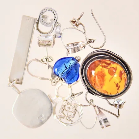 Diverse silversmycken, stenar, gravyr, skeva/buckliga, udda, silver 925/1000 Vikt: 20,4 g