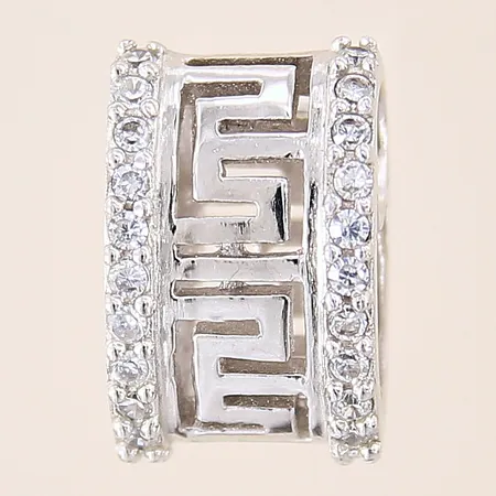 Hänge med genombruten dekor samt vita stenar, 16x11mm, silver 925/1000 Vikt: 4,3 g