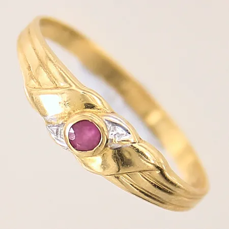 Ring med troligen syntetisk rubin, stl 18, bredd 1,9-5,2mm, vitguldsdetaljer, 18K  Vikt: 1,6 g