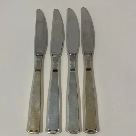 Fyra bordsknivar, modell Rosenholm, GAB, Stockholm samt Eskilstuna, 50/60-och 70-tal, längd 18cm, slitage, silver och stålblad bruttovikt 232,5g. 