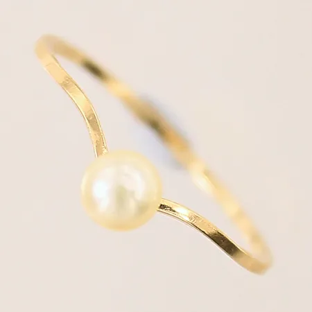 Ring med sötvattenpärla, stl 17¼, bredd 0,8-4,6mm, 18K  Vikt: 0,8 g