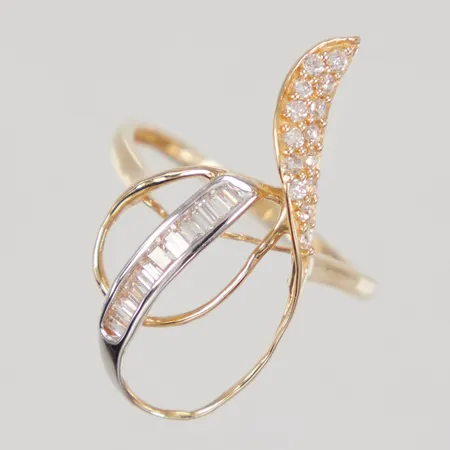 Ring med vita stenar, stl 17¼, bredd 1,4-26mm, 18K,  Vikt: 2,4 g