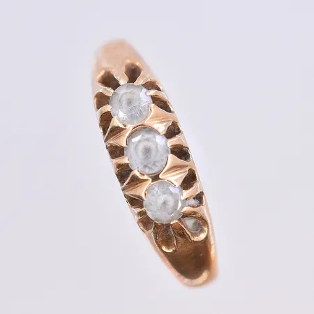 Ring med vita stenar, stl 17½, bredd 3-5 mm, graverad, 18K. Vikt: 3,5 g