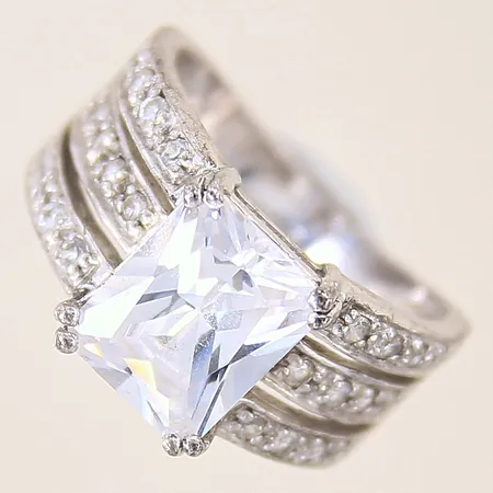 Ring med vita stenar, stl 17, bredd 2,8-10mm, skev, silver 925/1000 Vikt: 5,7 g