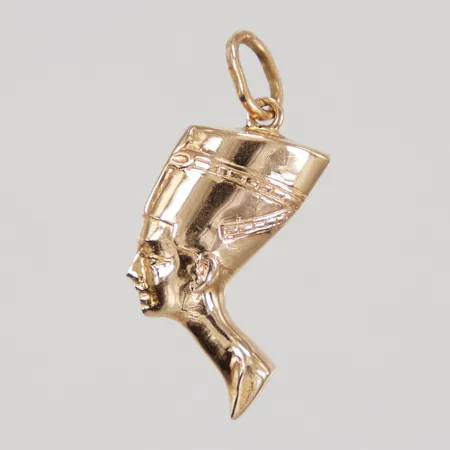 Hänge, längd inklusive ögla 33mm, bredd 15mm, Nefertiti, 18K, Vikt: 1,7 g