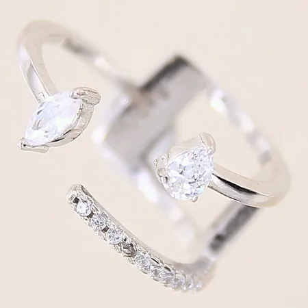 Ring med vita stenar, stl 17¾, bredd 1,2-9,3mm, silver 925/1000 Vikt: 1,9 g