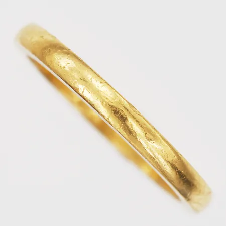 Ring, slät, stl: 19, bred: 3mm, gravyr, bruksskick, 23K guld. Vikt: 6,4 g