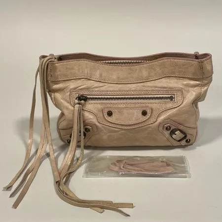 Handväska/clutch, Balenciaga, ljust kalvskinn,  mått 24cm, höjd 16cm, ställvis kraftigt slitage, extra tofsar medföljer. 