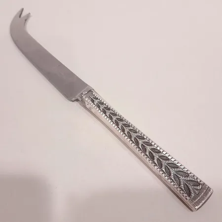 Ostkniv, modell Juvel, längd 20,5cm, rostfritt blad, silver 830/1000 Vikt: 62,7 g