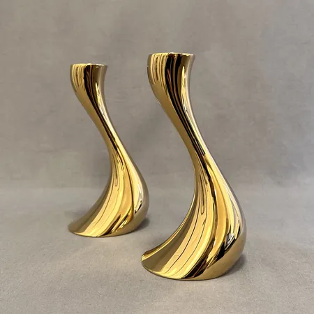 Ett par ljusstakar Georg Jensen, Cobra, Constantin Wortmann, höjd ca 16cm, guldfärgat stål, nyskick, kartong, något skadad. 