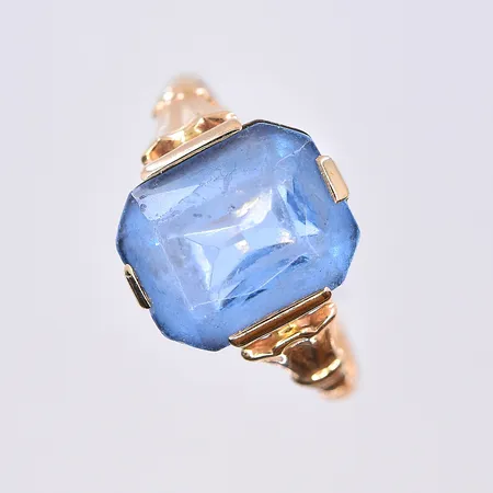 Ring med blå sten, stl 15¾, bredd 2-10 mm, sliten sten, 18K. Vikt: 2 g