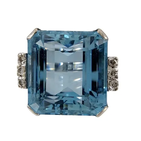 Ring, 18K vitguld, Akvamarin 15x16 mm, Diamanter 6 x 0,02ct - graverad 0,12 på insidan av fattningen, Åhus Guldsmedja (SHÅ), svensk kontrollstämpel, Ø19¾ mm, bredd 2-17 mm, fint skick, stenar utan anmärkning Vikt: 11,2 g