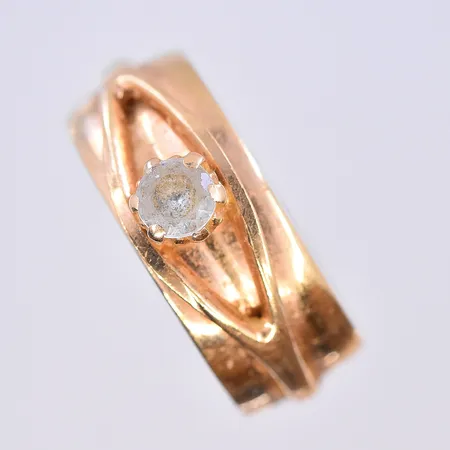 Ring med vit sten, stl 18, bredd 8 mm, graverad, 18K. Vikt: 8,2 g