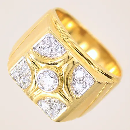 Ring med diamanter 1 x ca 0,23ct, 8 x ca 0,03ct, 4 x ca 0,02ct, flertalet indikerar på syntetiska diamanter, stl 17½, bredd 6,7-15,5mm, ostämplad, 18K Vikt: 13,6 g