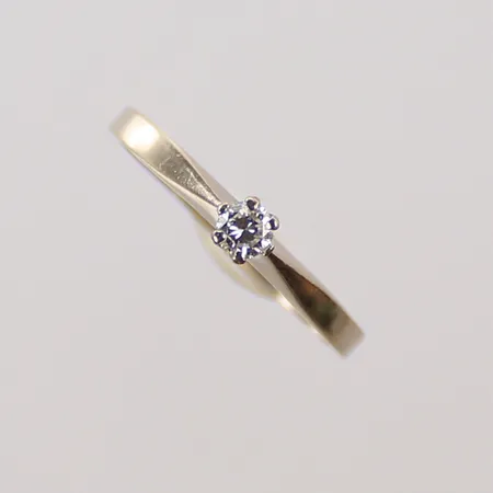 Ring med diamant, 0,11ct enligt gravyr, stl 17¾, bredd 2-3mm, 18K, 2,3g Vikt: 2,3 g