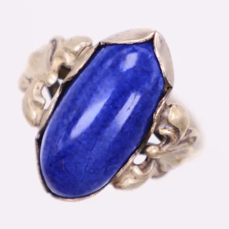 Ring med blå sten, stl 16¾, bredd 20,3mm, Göteborg, 925/1000 silver Vikt: 4,3 g