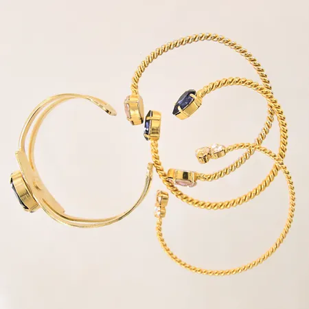 Fyra armband med stenar, Caroline Svedbom, ca Ø55,8-63,7mm, skeva, gul metall
