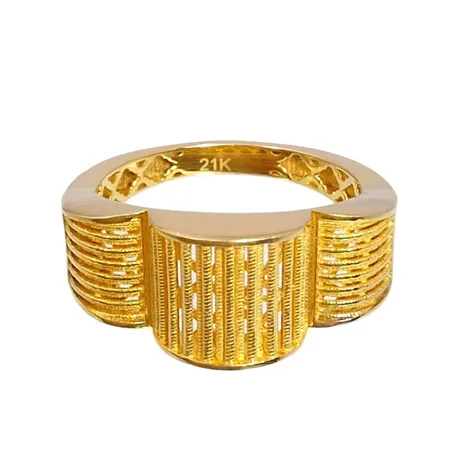 Ring, 21K guld, Ø18¾ mm, bredd 3-10 mm, fint skick Vikt: 4,6 g