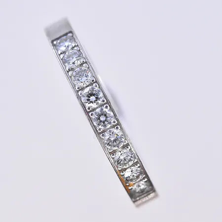 Ring med diamanter 0,45ctv, stl 17½, bredd 3 mm, vitguld, graverad, 18K. Vikt: 6,4 g
