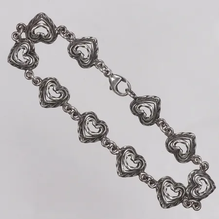 Armband, integrerat hänge hjärtan, längd 18cm, bredd 3-11mm, 925/1000 silver Vikt: 13,5 g