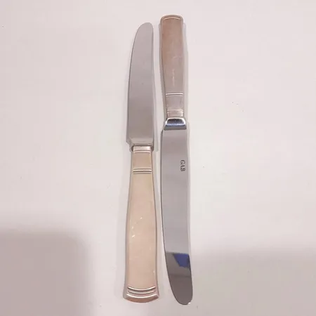 Bordsknivar 2st, modell Rosenholm, längd 20cm, rostfritt blad, silver 830/1000 Vikt: 117,6 g