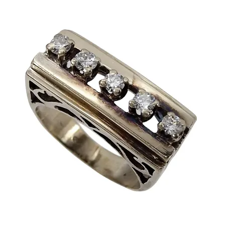 Diamantring, 18K guld, Diamanter 5 x 0,04ct, endast kontrollstämpel, Ø15¼ mm, bredd 3-8 mm, spår efter storleksändring, sprickor på skenans insida Vikt: 5,4 g