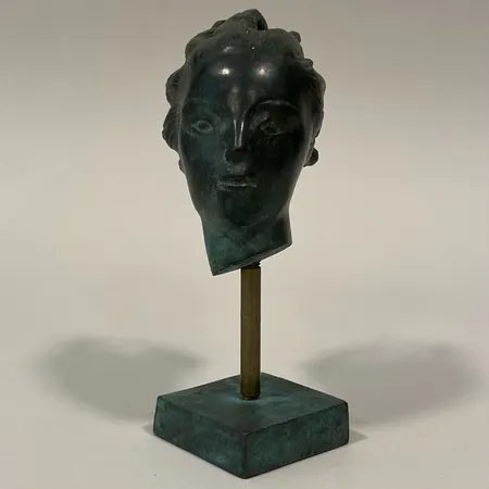 Skulptur, Carl Milles, efter,  "Änglahuvud", grönpatinerad brons, fast sockel, Millesgården, höjd ca 16cm, stämpel bortsliten.  