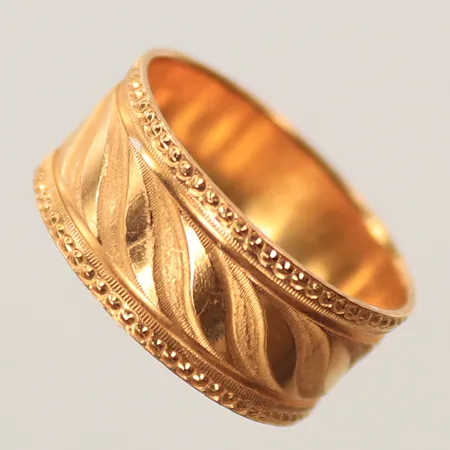 Ring med mönster, stl 16¼, bredd 8mm, 21K, 3,8g Vikt: 3,8 g