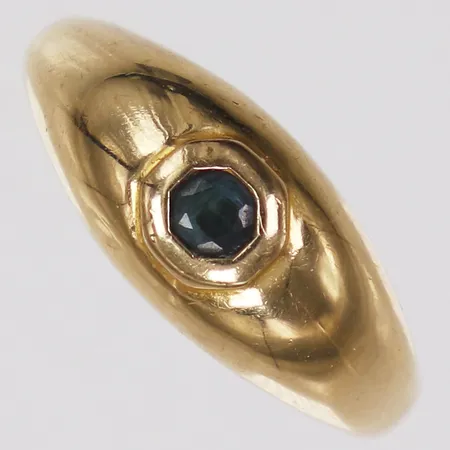Ring, onyx, stl 17, bredd 2-7,5mm, skev, ostämplad, 18K Vikt: 2,3 g
