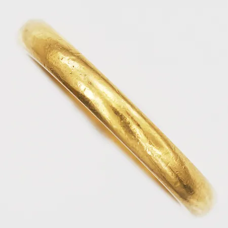 Ring, slät, stl: 19¾, bred: 3mm, gravyr, bruksskick, 23K guld. Vikt: 7,8 g
