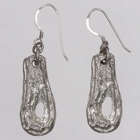 Ett par örhängen, längd 40mm, bredd 10-13mm, skev stift, krogar i 925/1000 silver, tenn Vikt: 6,6 g