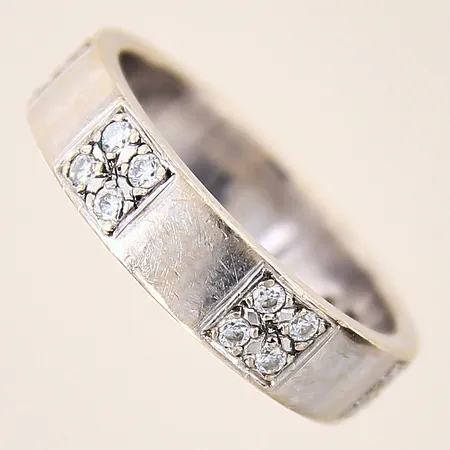 Ring med diamanter 16 x ca 0,03ct, stl 20¾, bredd 5,8mm, behov av omrodiering, gravyr, vitguld, 18K Vikt: 10,2 g