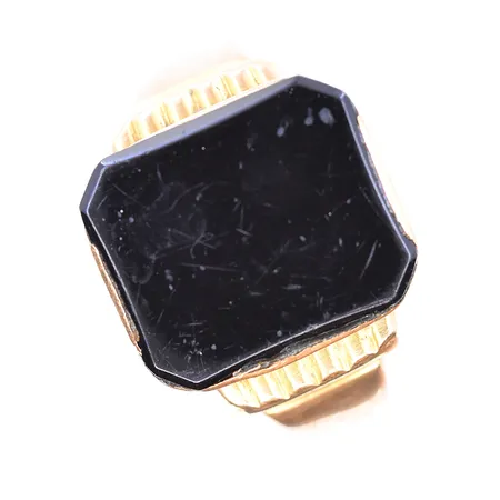 Klackring med Onyxplatta, stl 19, bredd 4-15 mm, 18K. Vikt: 4,9 g