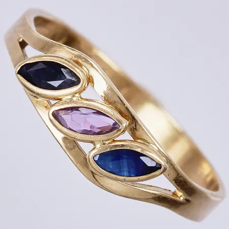 Ring med färgade stenar, stl: 17, bredd: ca 3-5mm, 18K Vikt: 1,7 g