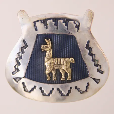 Hänge/brosch, dekor av förgylld Lama, delvis oxiderad, ca 53x58mm, smärre bucklor, Silver 925/1000 Vikt: 11,7 g