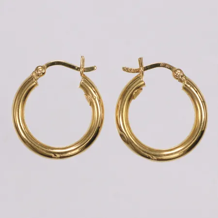 Ett par örhängen, Guldfynd, 18mm, bredd 3mm, bucklor, 18K Vikt: 1,8 g