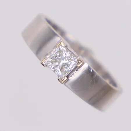  Ring med prinsesslipad diamant 1 x ca. 0,45ct, stl 16½, bredd: 4,7-5,3mm, vitguld, 18K Vikt: 6,3 g