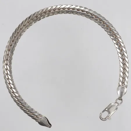 Armband, halvstelt, längd 18,3cm, bredd 5,5mm, 925/1000 silver  Vikt: 12,8 g
