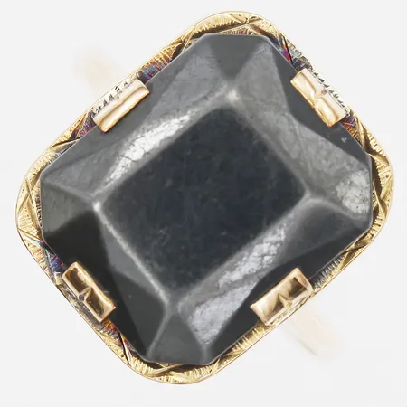 Ring med hematit, stl: 17, bredd: 1,5 - 15 mm, slitage på sten, 18K guld. Vikt: 3,3 g