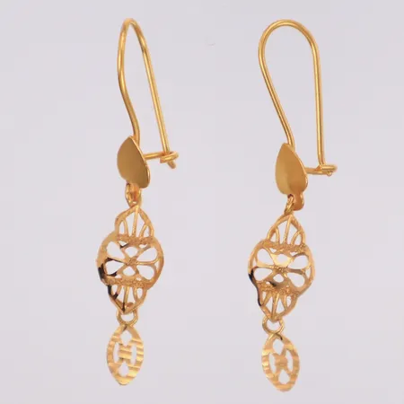 Örhängen, genombruten dekor, 40x7mm, krokar, 18K Vikt: 1,8 g