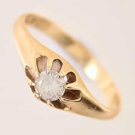 Ring med vit sten, stl 17¼, bredd 2-6mm, repig sten, 18K  Vikt: 2,5 g