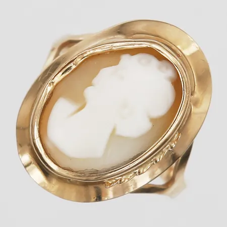 Ring med camé, stl: 16, bredd: 2 - 18 mm, camé något lös, 18K guld. Vikt: 1,8 g