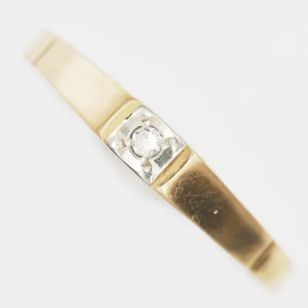 Ring med åttkantsslipad diamant ca 0,01ct, stl: 17¾, 18K guld Vikt: 1,3 g